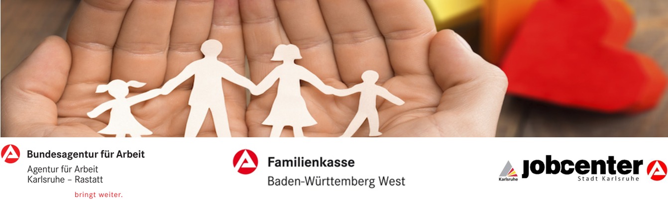 zwei Handinnere halten die Papiersilhouette einer Familie Mann, Frau, zwei Kinder - rechts davon ein großes Herz