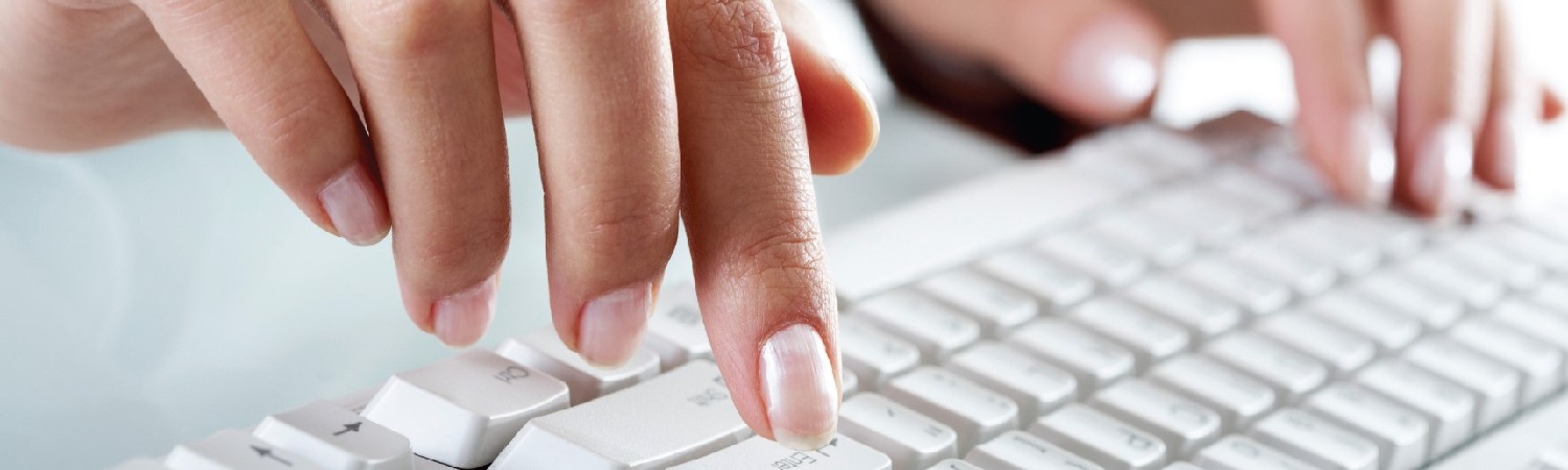 Tippende Damenfinger auf Tastatur
