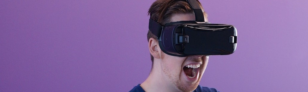 Mann mit VR-Brille auf dem Kopf