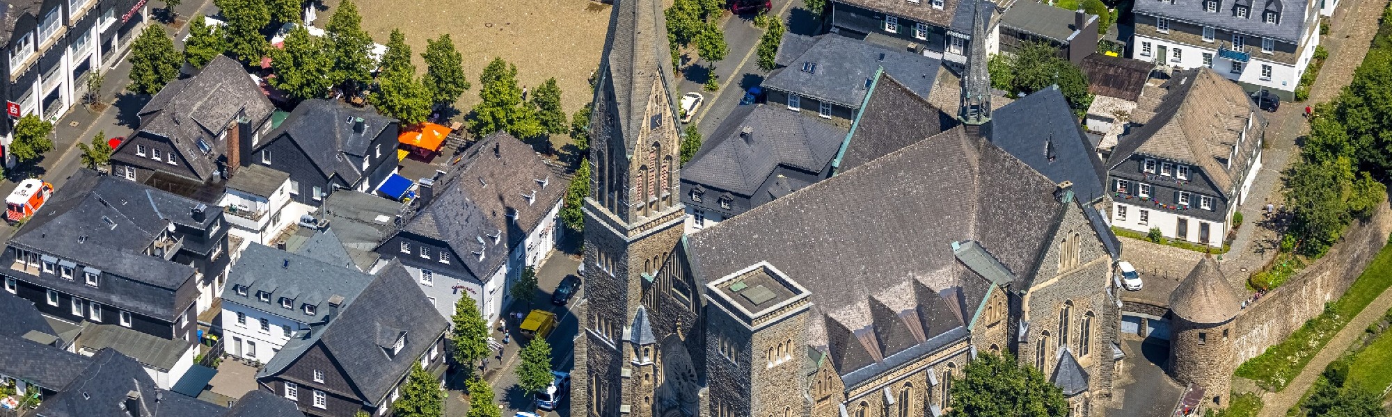 Luftbild der Kirche St. Martinus in Olpe.
