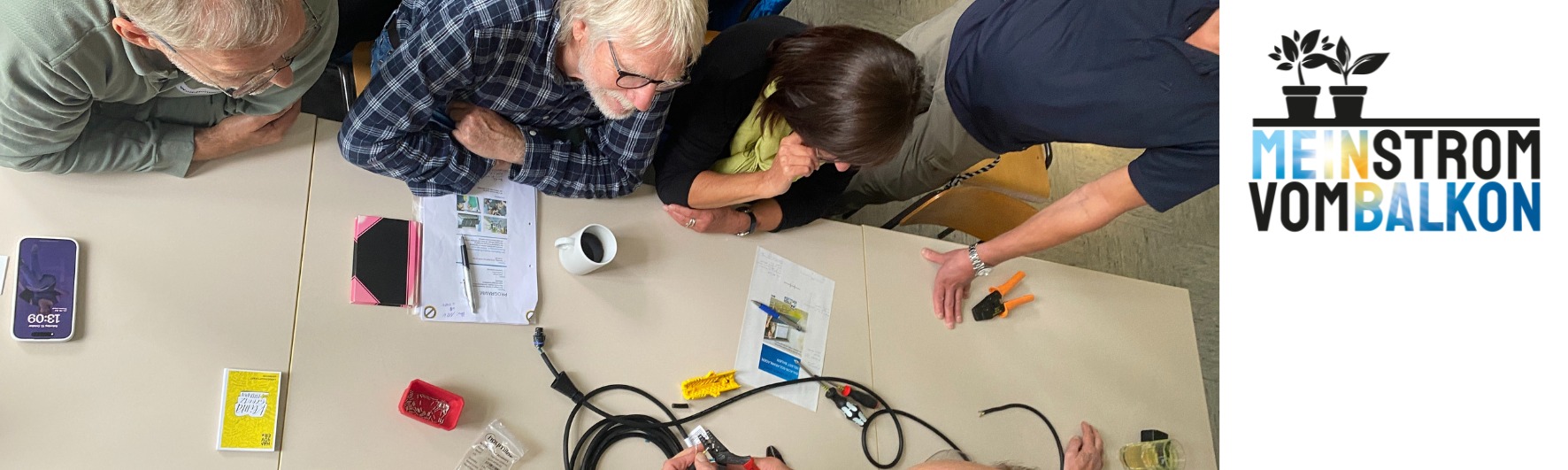 TeilnehmerInnen des DIY Workshops sitzen um einen Tisch mit Werkzeugen