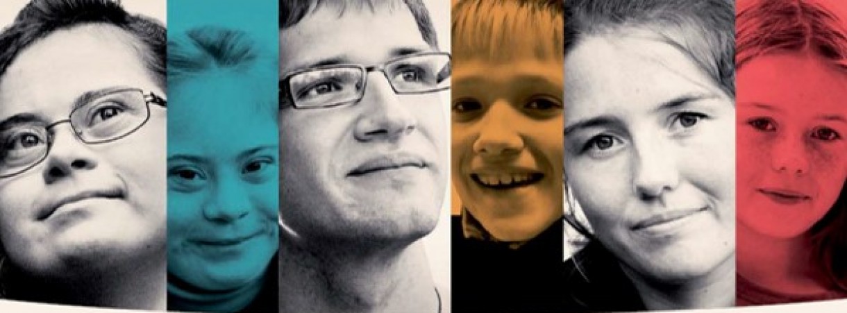 Auf dem Bild sind6 Gesichter zu sehen von drei Menschen mit und ohne Behinderung, einmal als Erwachsene und als Kinder.