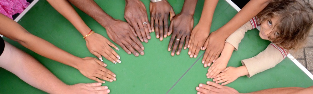 Viele Hände bilden einen Kreis - Zusammenarbeit